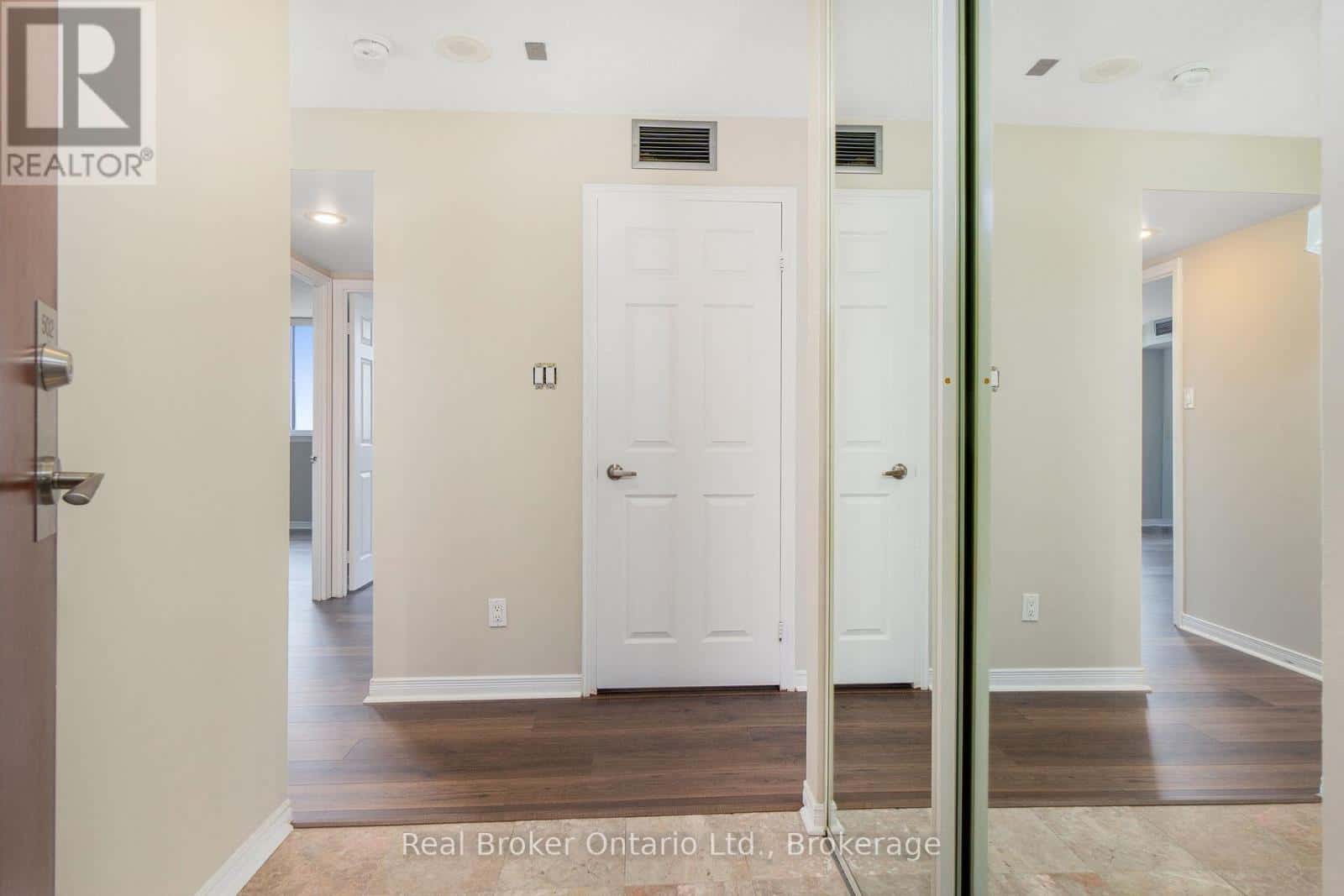 502 - 880 DUNDAS STREET W — Mississauga (Erindale), Ontario - Photo 3 of 22