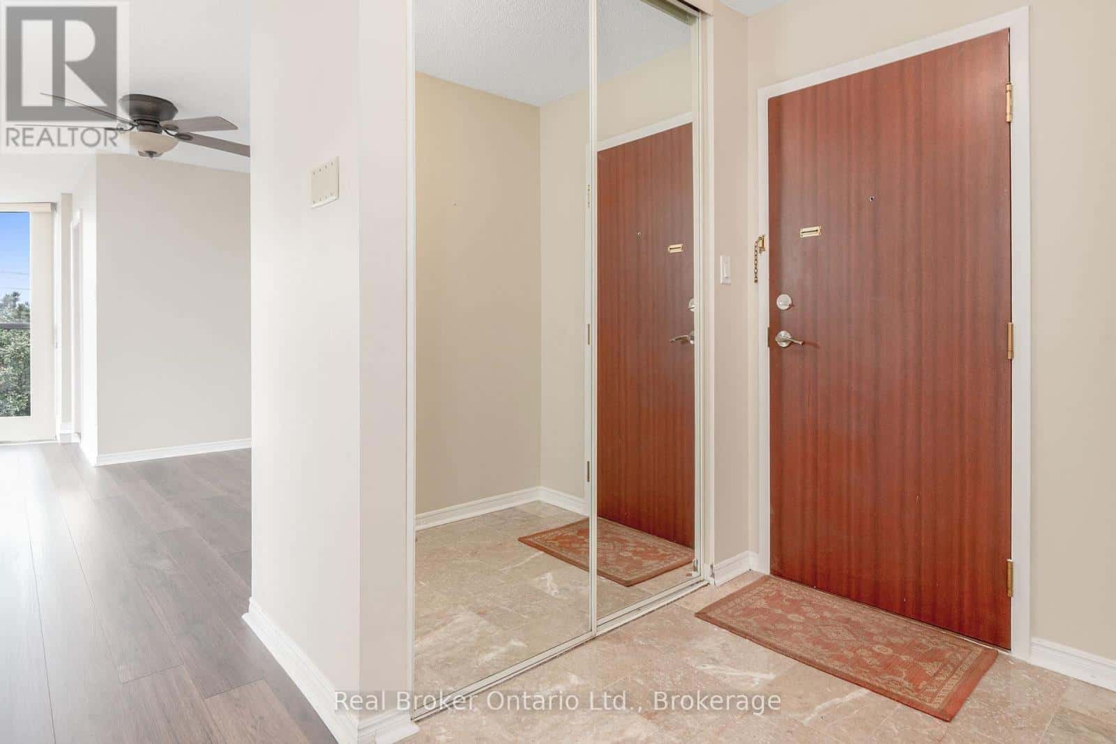 502 - 880 DUNDAS STREET W — Mississauga (Erindale), Ontario - Photo 4 of 22