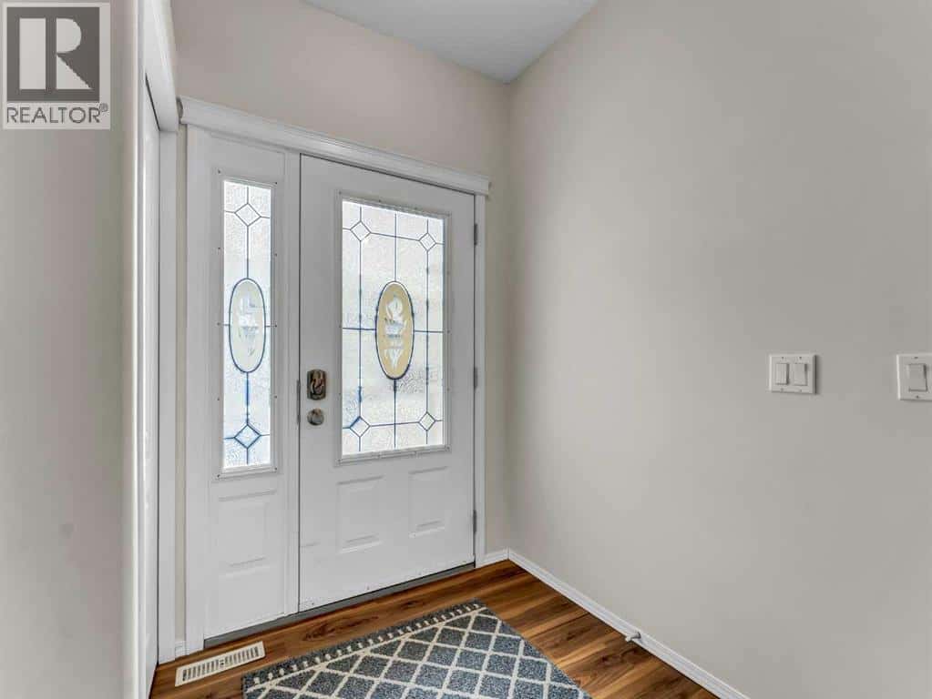 306 Washington Way SE — Medicine Hat, Alberta - Photo 3 of 25