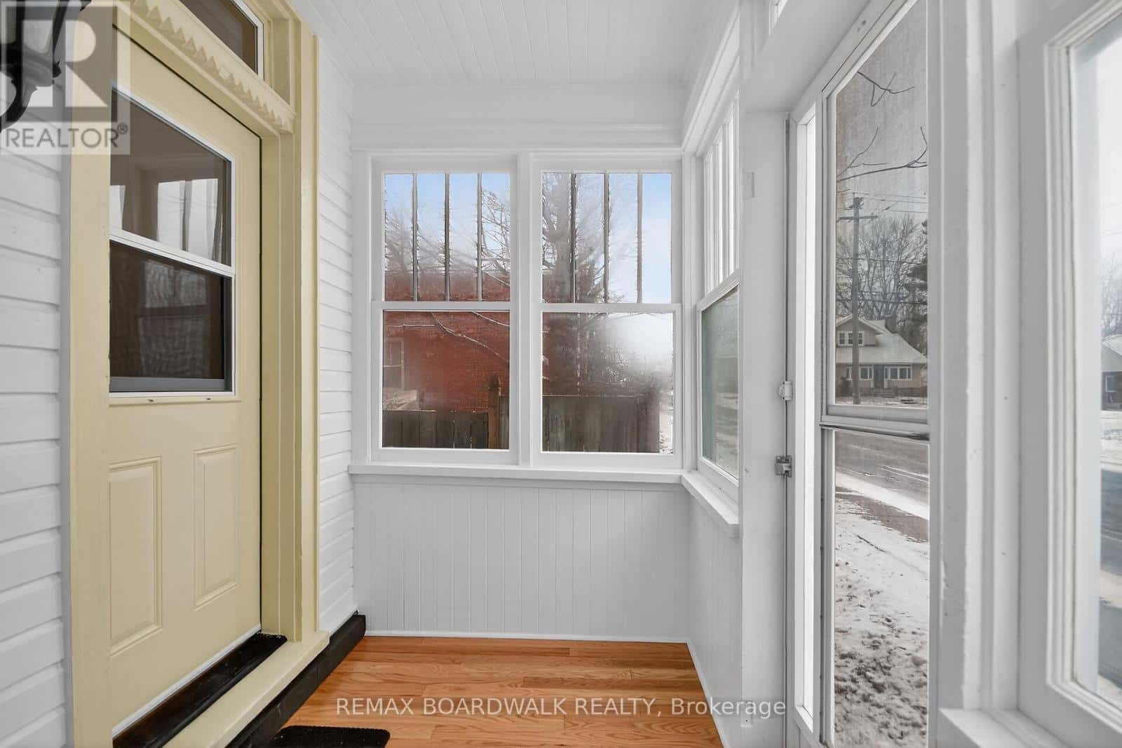 11 ALFRED STREET — Smiths Falls, Ontario - Photo 3 of 26