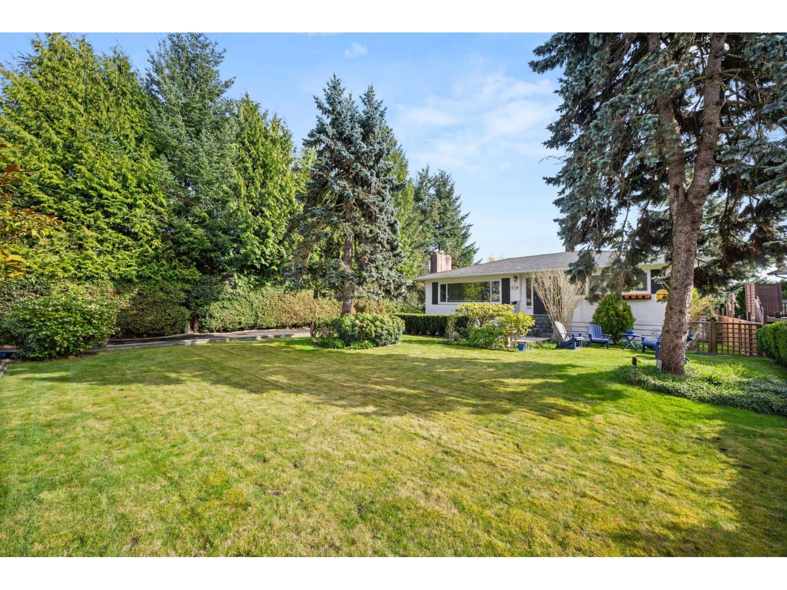 13558 15 AVENUE — Surrey, British Columbia - Photo 2 of 34