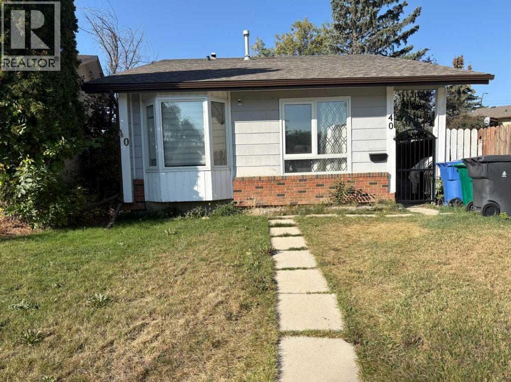 40 Cayuga Crescent W — Lethbridge, Alberta - Main photo