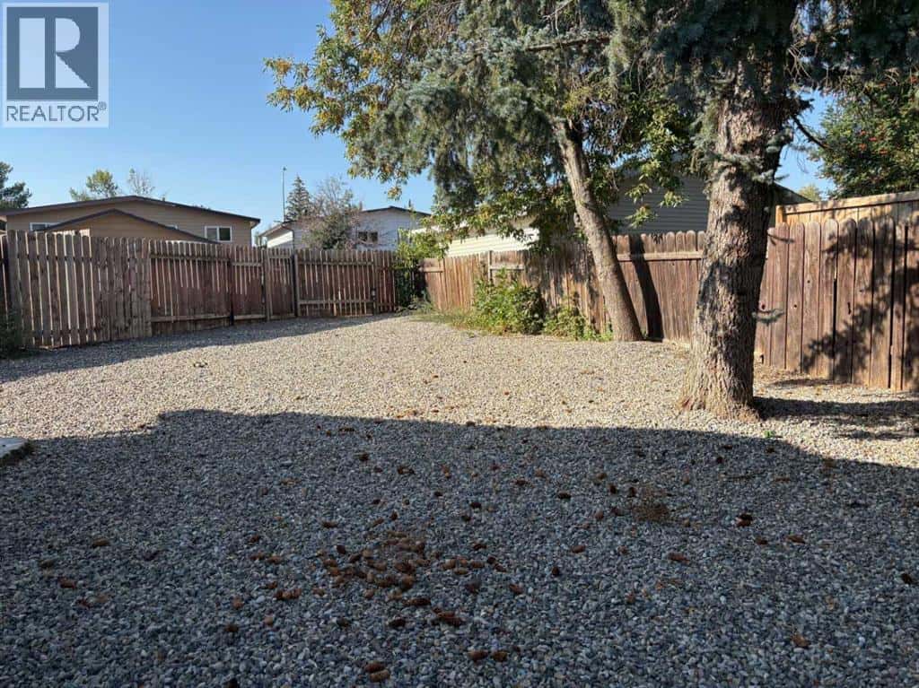 40 Cayuga Crescent W — Lethbridge, Alberta - Photo 3 of 19