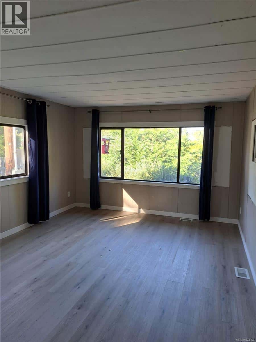 93 Lynnwood Rd — Campbell River, British Columbia - Photo 4 of 23