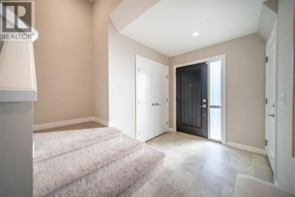 713 Crestridge Common SW — Calgary, Alberta - Photo 4 of 31