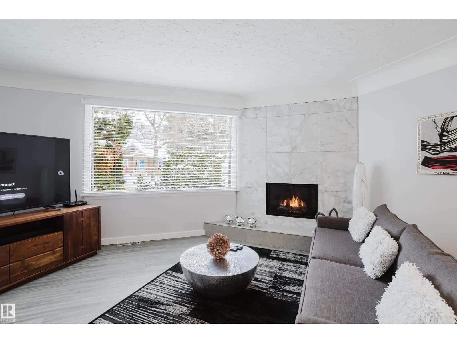 11708 130 ST NW — Edmonton, Alberta - Photo 4 of 49