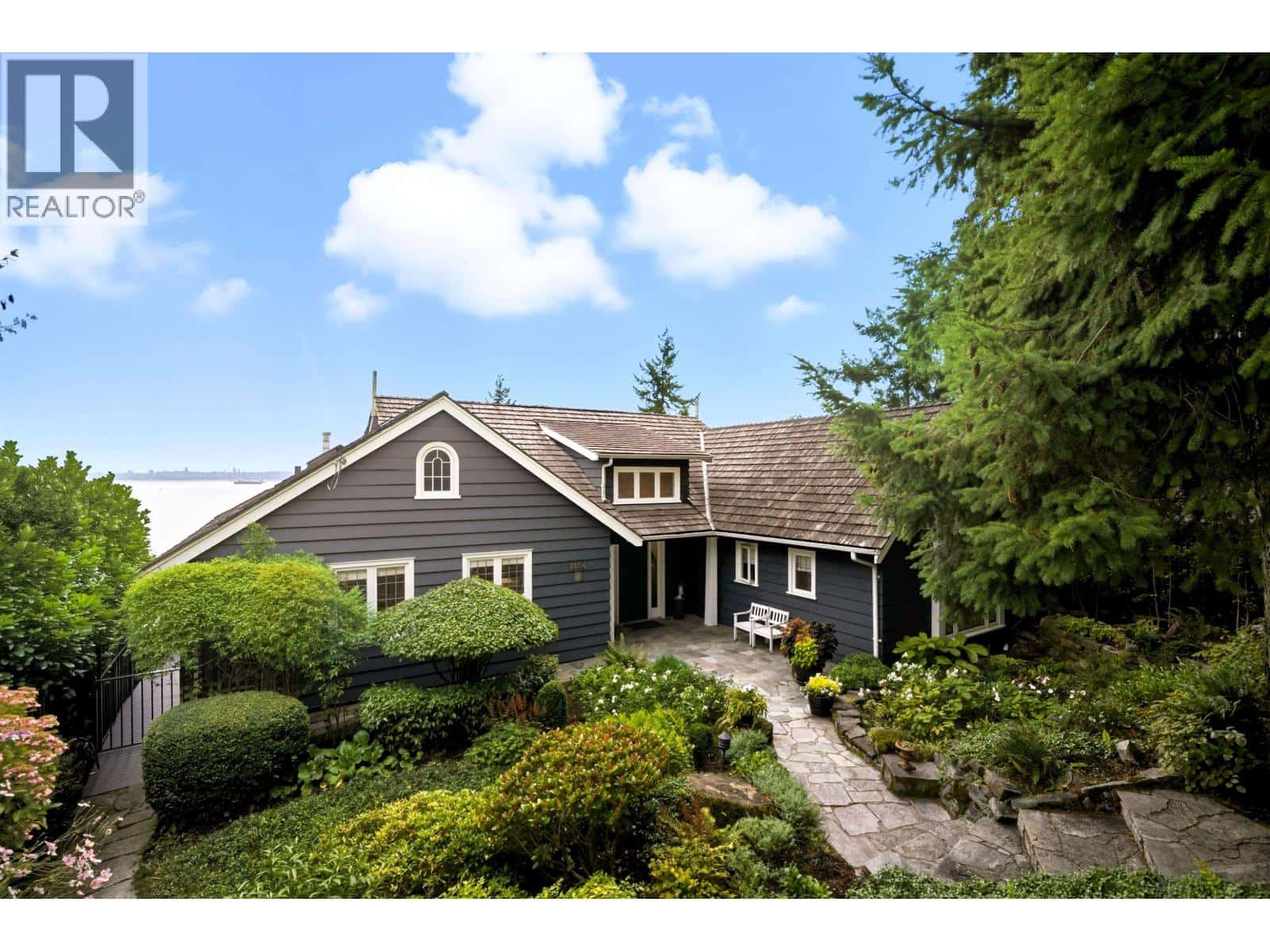 3654 CREERY AVENUE — West Vancouver, British Columbia - Photo 4 of 33