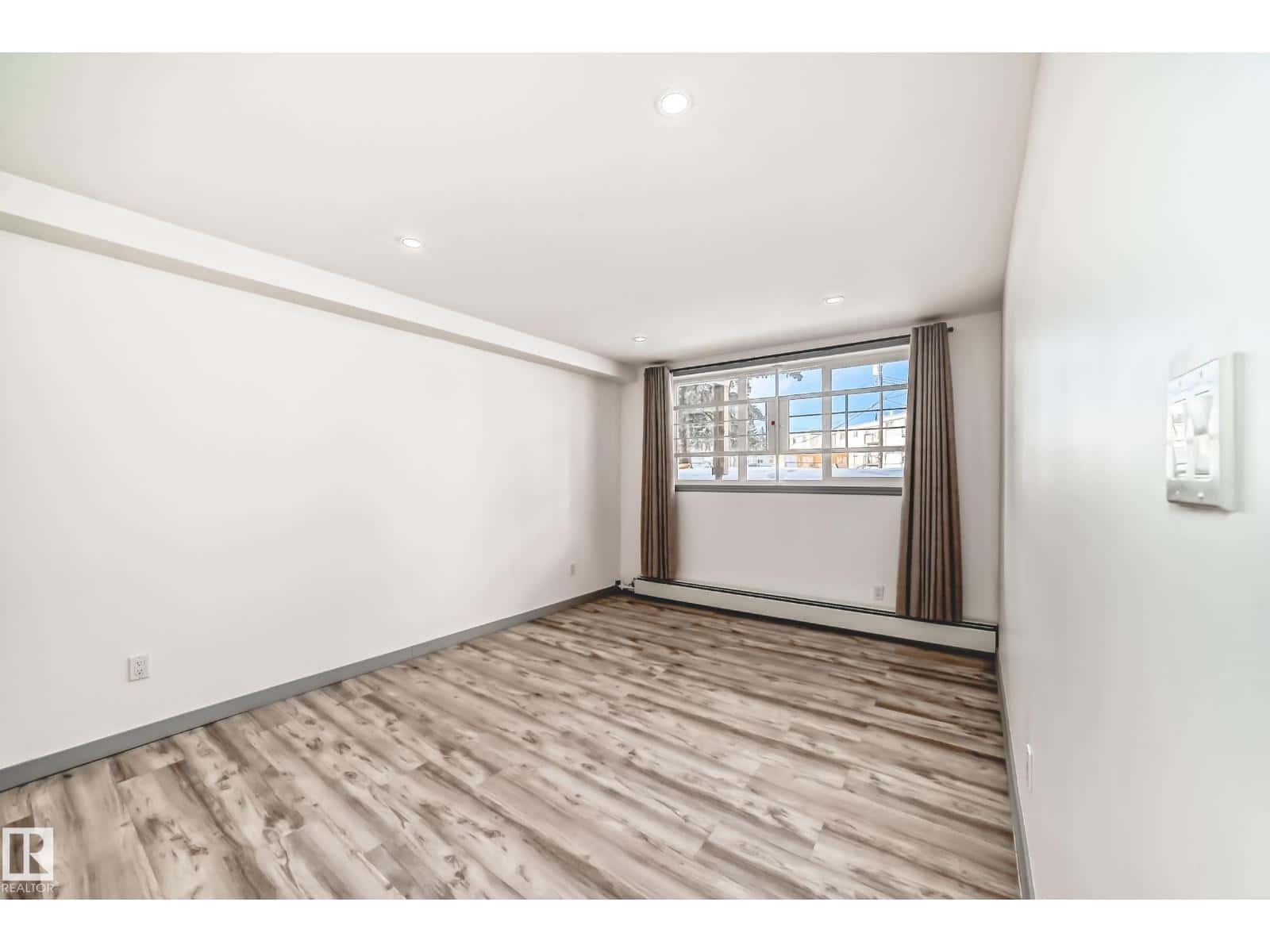 #4B 13230 FORT RD NW — Edmonton, Alberta - Photo 4 of 30