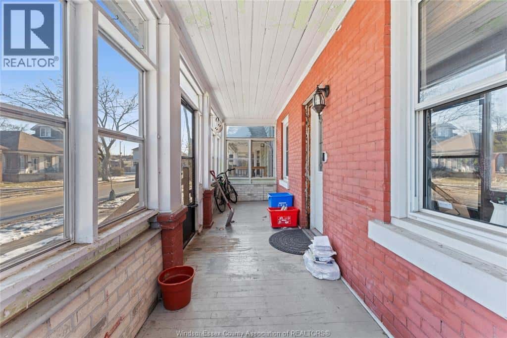 977 Gladstone — Windsor, Ontario - Photo 4 of 35