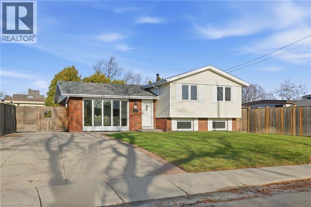 38 CORAL Drive — Hamilton, Ontario - Photo 2 of 34