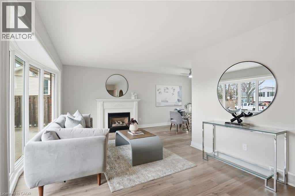 38 CORAL Drive — Hamilton, Ontario - Photo 5 of 34