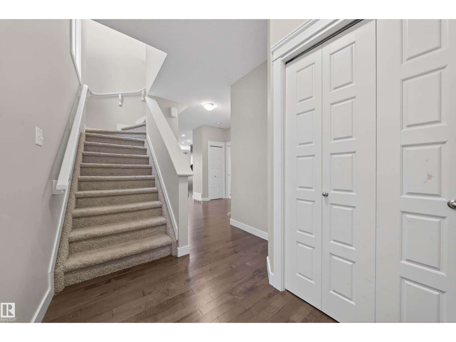 2302 CASEY CR SW — Edmonton, Alberta - Photo 4 of 27