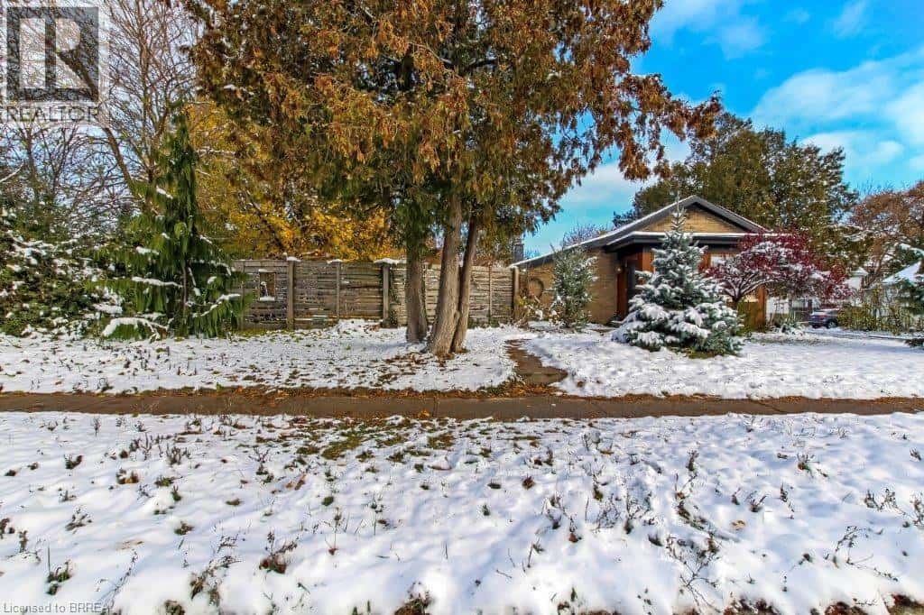 85 GRAND RIVER Avenue — Brantford, Ontario - Photo 3 of 14