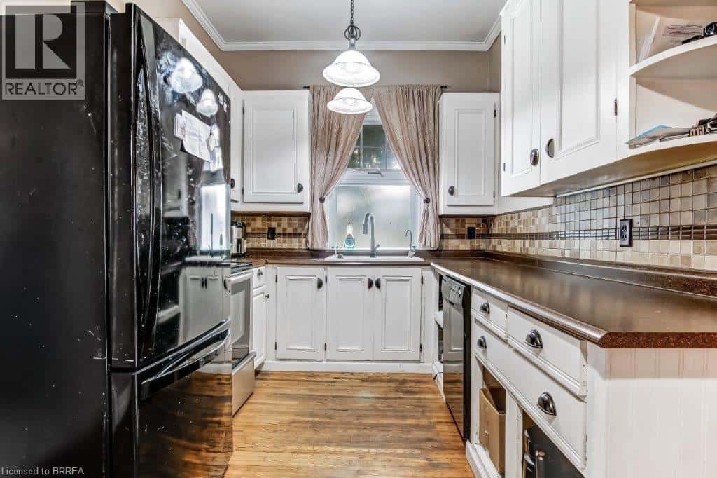 85 GRAND RIVER Avenue — Brantford, Ontario - Photo 5 of 14