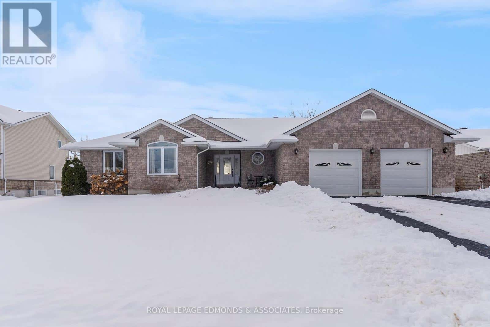 17 MINTO STREET — Whitewater Region, Ontario - Photo 2 of 50