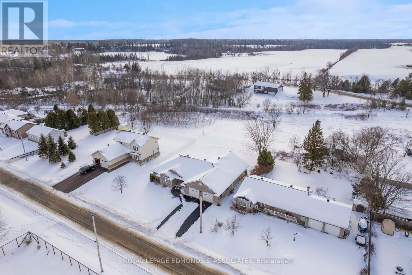 17 MINTO STREET — Whitewater Region, Ontario - Photo 4 of 50