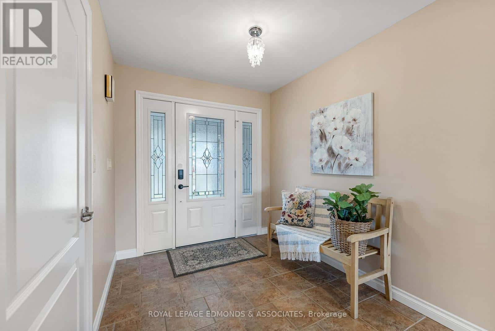 17 MINTO STREET — Whitewater Region, Ontario - Photo 5 of 50