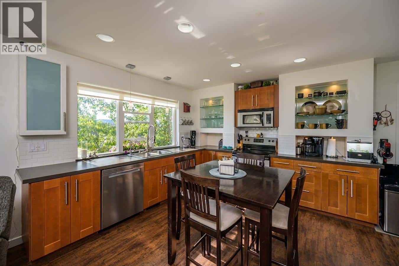 1807 12TH AVENUE — Prince George, British Columbia - Photo 3 of 40