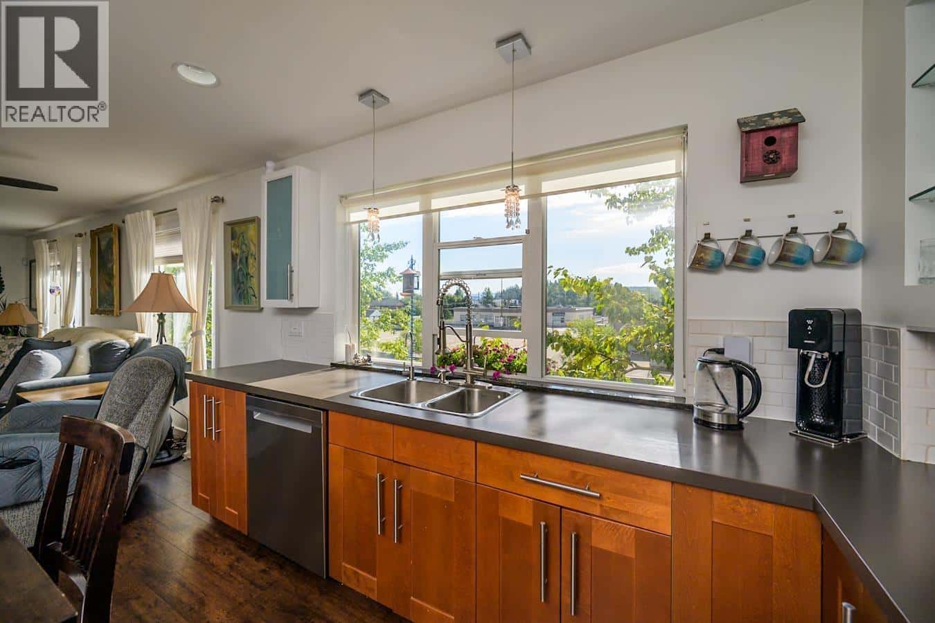 1807 12TH AVENUE — Prince George, British Columbia - Photo 4 of 40