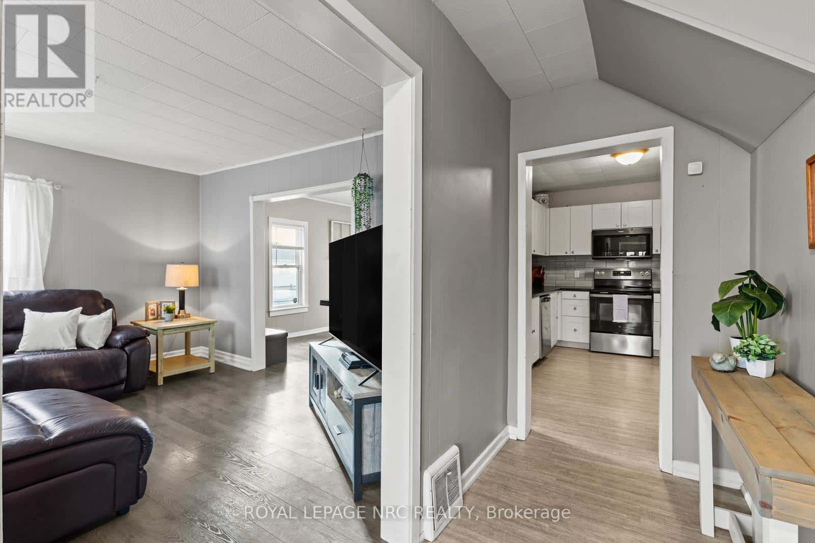 313 BURGAR STREET — Welland (Welland Downtown), Ontario - Photo 5 of 27