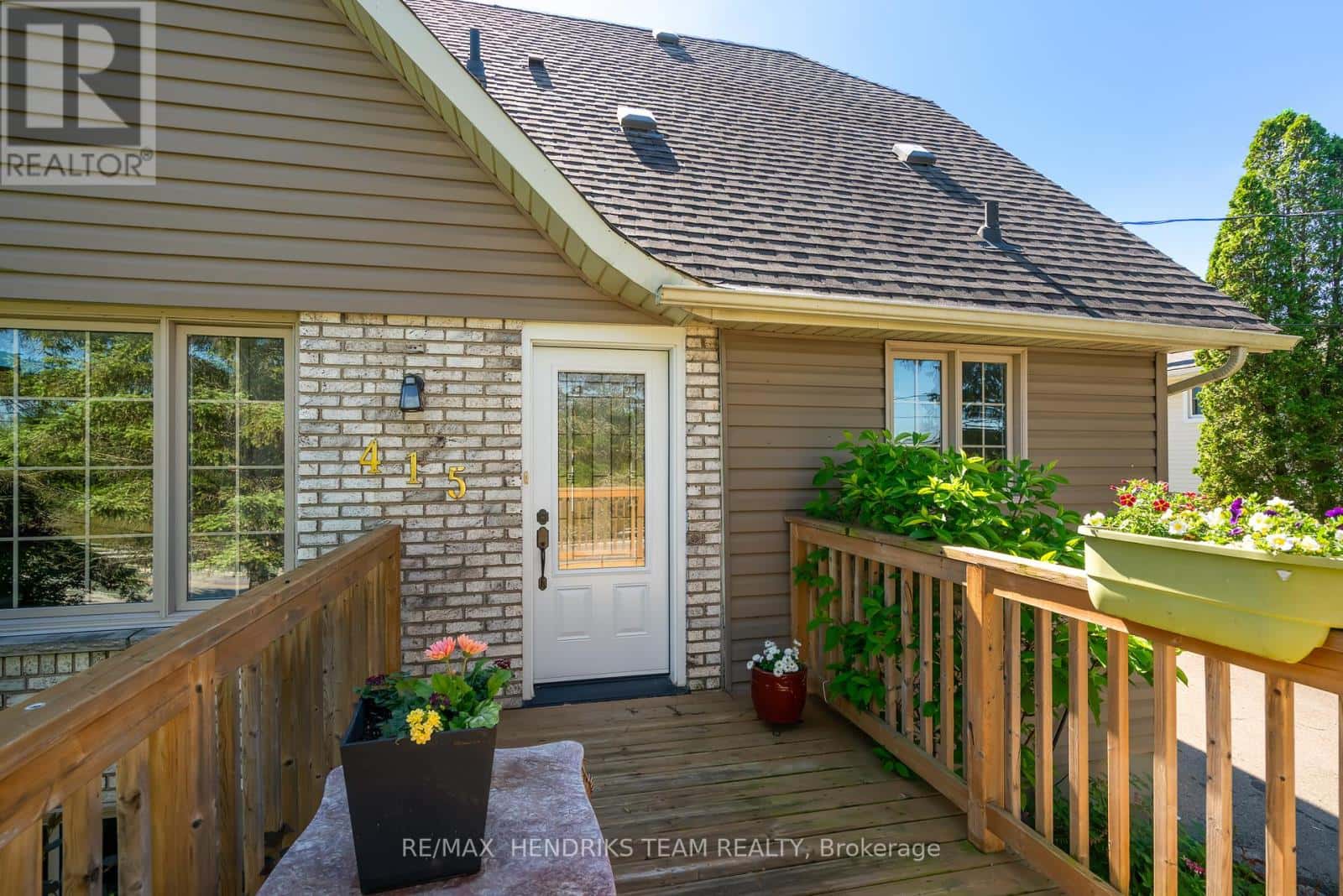 415 RIVERSIDE DRIVE — Welland (Broadway), Ontario - Photo 2 of 47