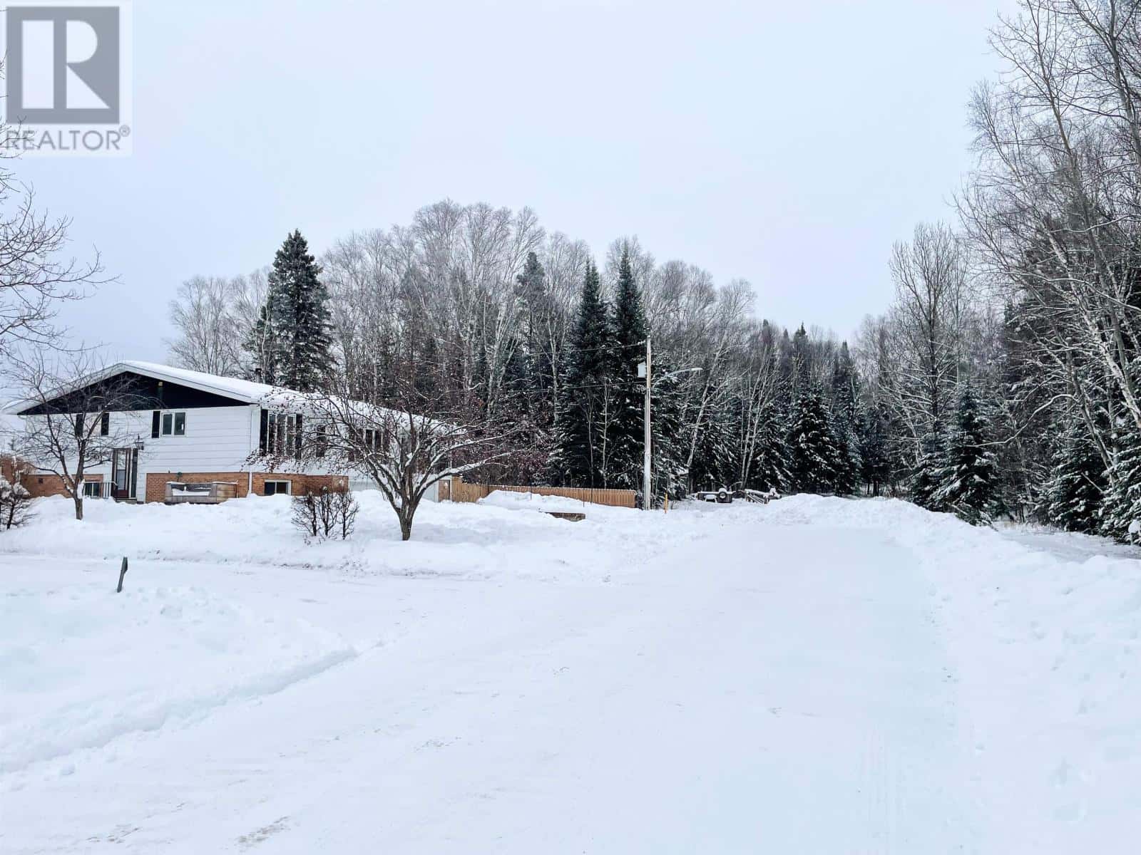 6 Beech Cresent — Ear Falls, Ontario - Photo 3 of 40