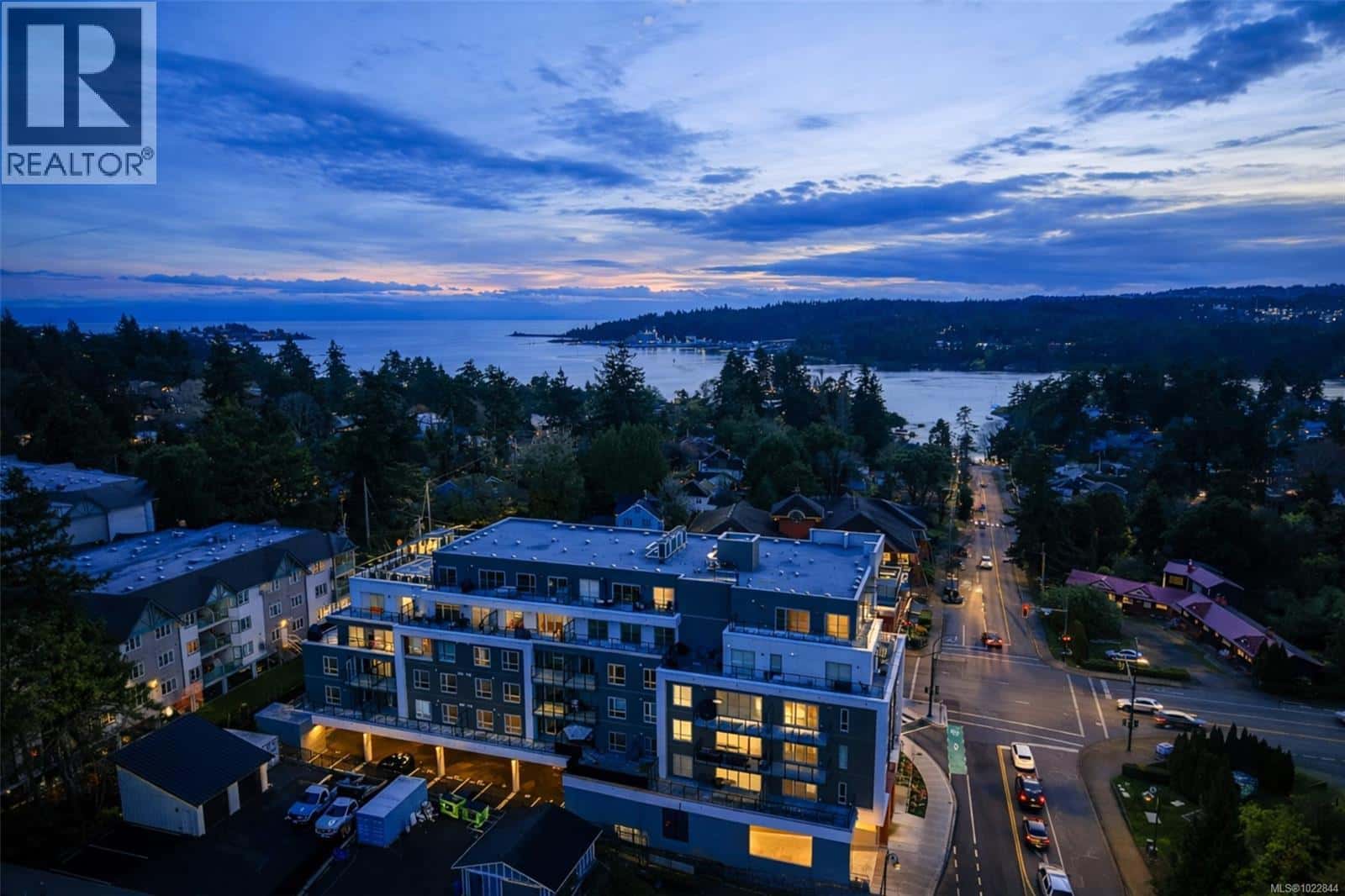 304 258 Helmcken Rd — View Royal, British Columbia - Photo 2 of 24