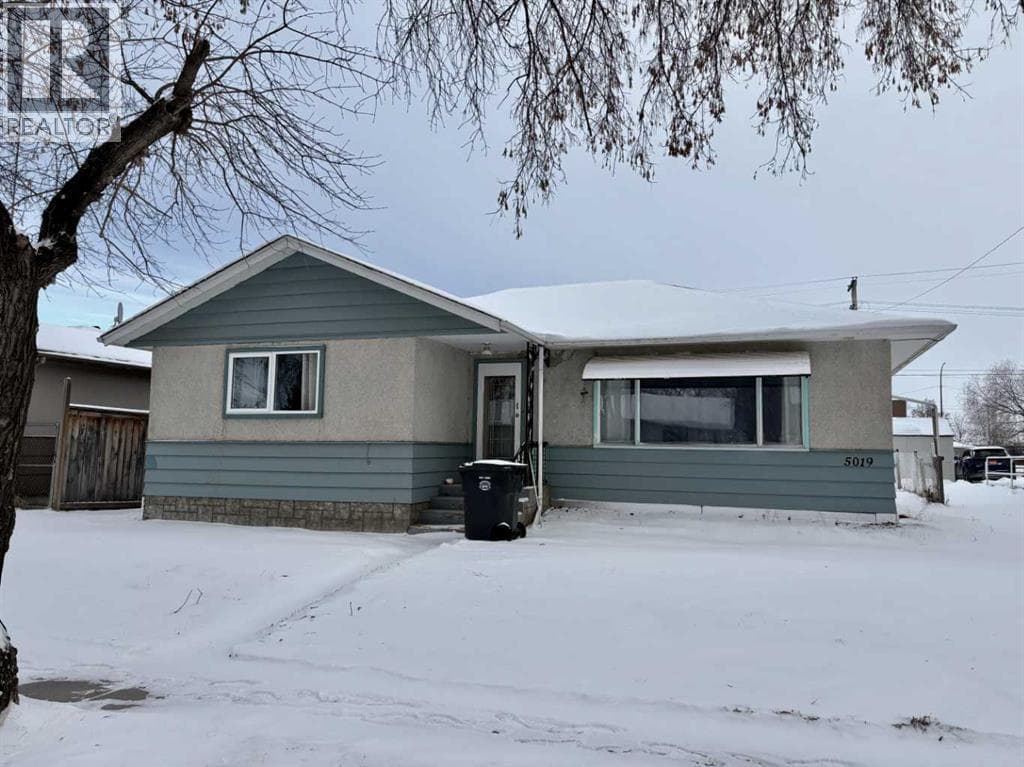 5019 51 Street — Mannville, Alberta - Main photo