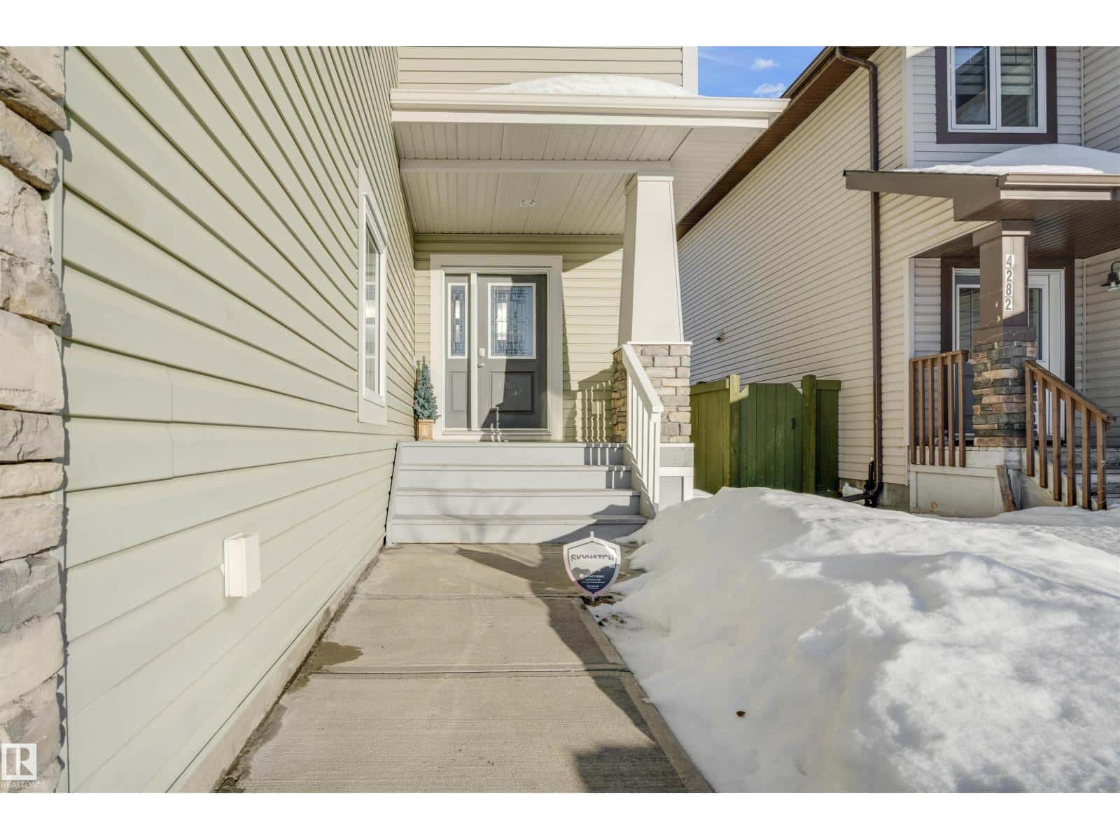 4286 126A AV NW — Edmonton, Alberta - Photo 2 of 39