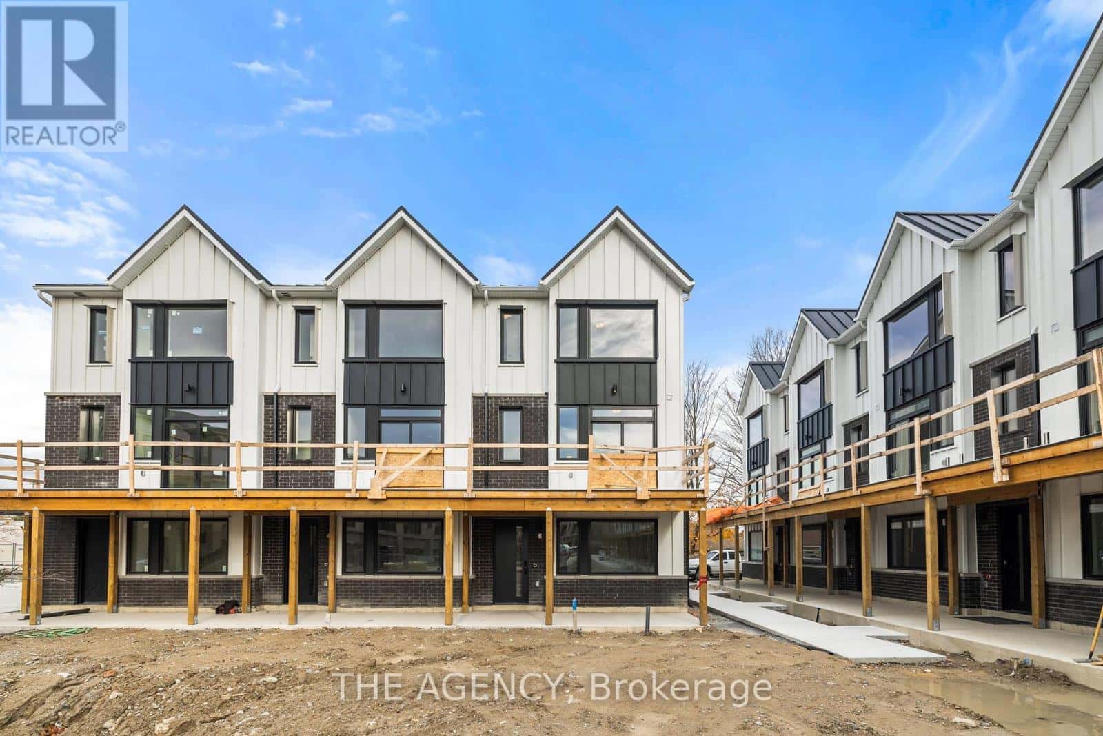 6 RAINWATER LANE — Barrie (Holly), Ontario - Photo 2 of 26