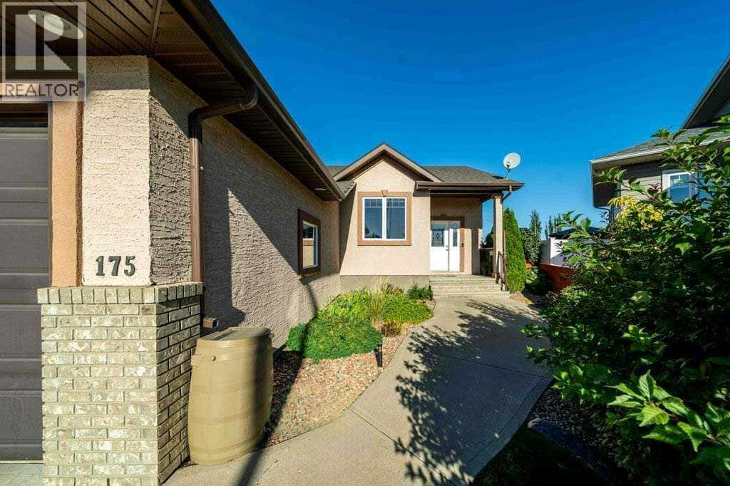 175 Vista Close SE — Medicine Hat, Alberta - Photo 2 of 32