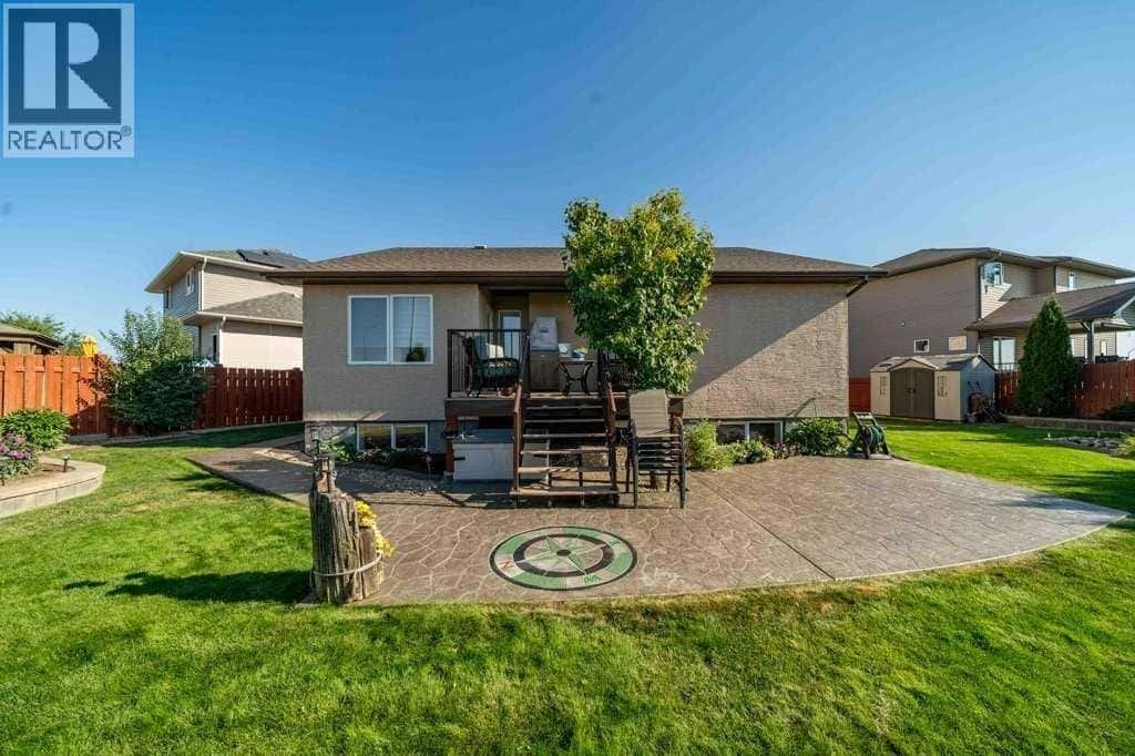 175 Vista Close SE — Medicine Hat, Alberta - Photo 3 of 32