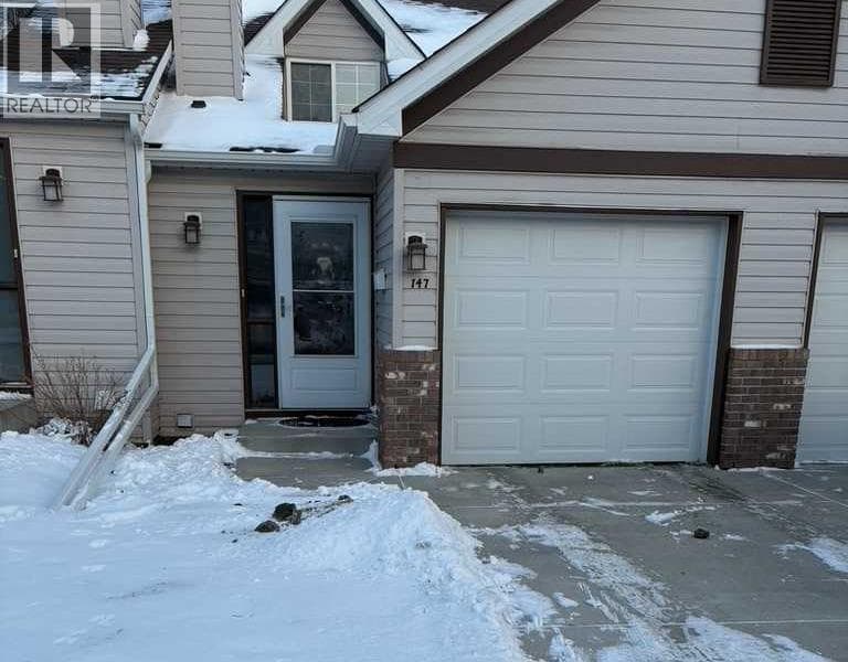147 Somervale Park SW — Calgary, Alberta - Main photo