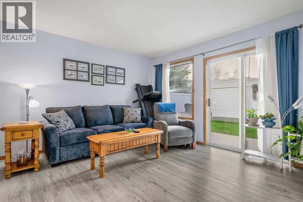 147 Somervale Park SW — Calgary, Alberta - Photo 3 of 45