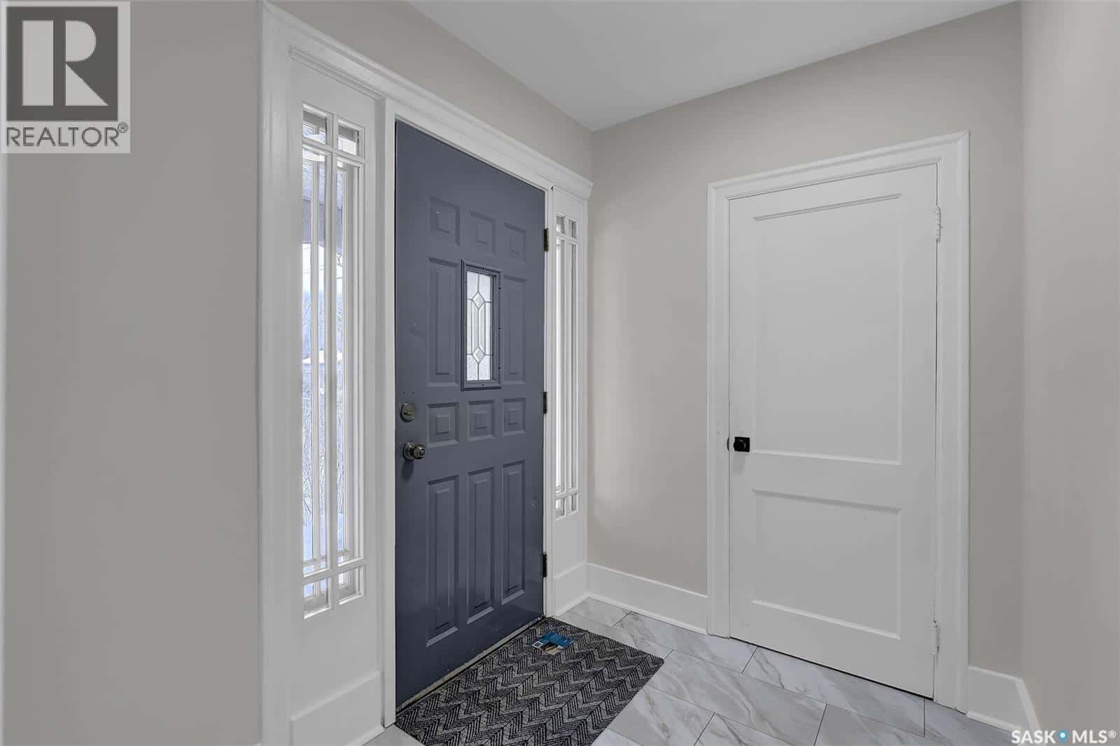 2070 Princess STREET — Regina, Saskatchewan - Photo 3 of 39