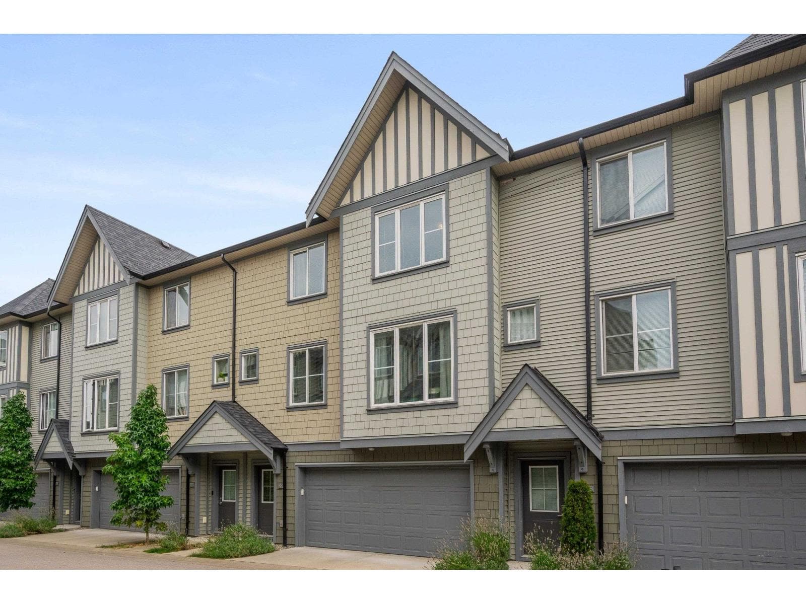 37 8050 204 STREET — Langley, British Columbia - Main photo