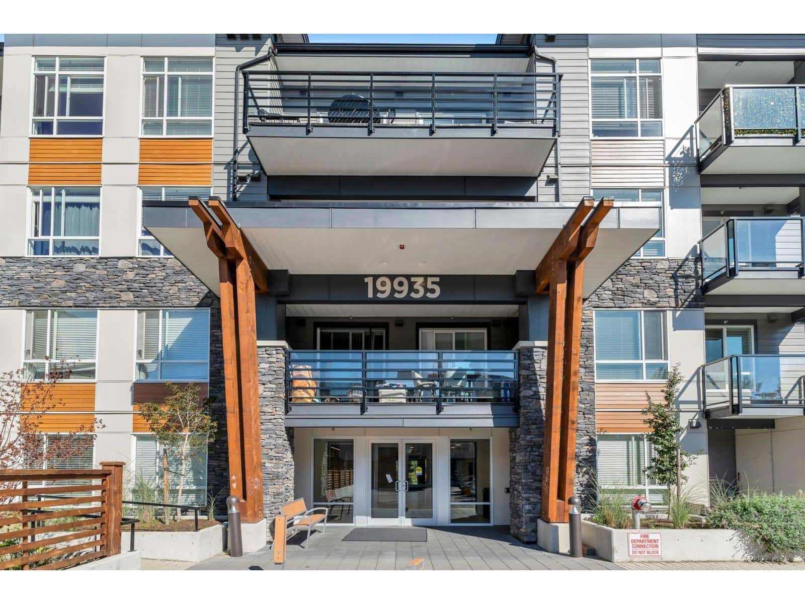 214 19935 75A AVENUE — Langley, British Columbia - Photo 2 of 34