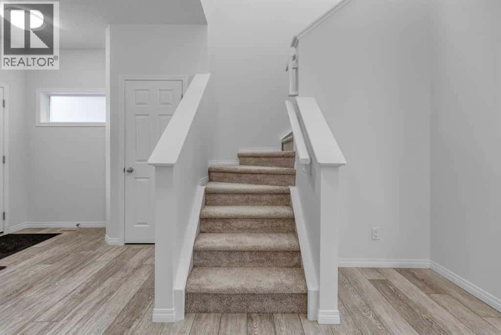 40 Sundown Avenue — Cochrane, Alberta - Photo 5 of 40