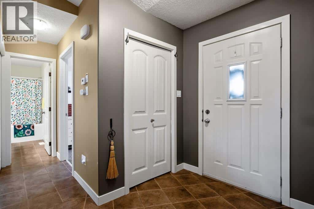 2103 27 Avenue — Nanton, Alberta - Photo 2 of 33