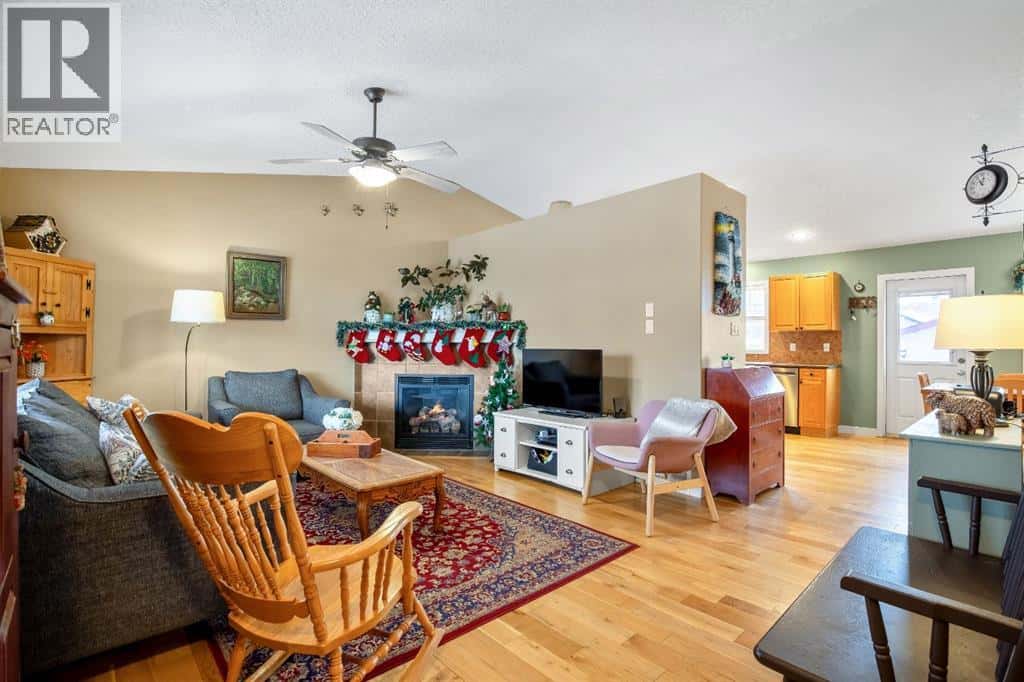 2103 27 Avenue — Nanton, Alberta - Photo 4 of 33