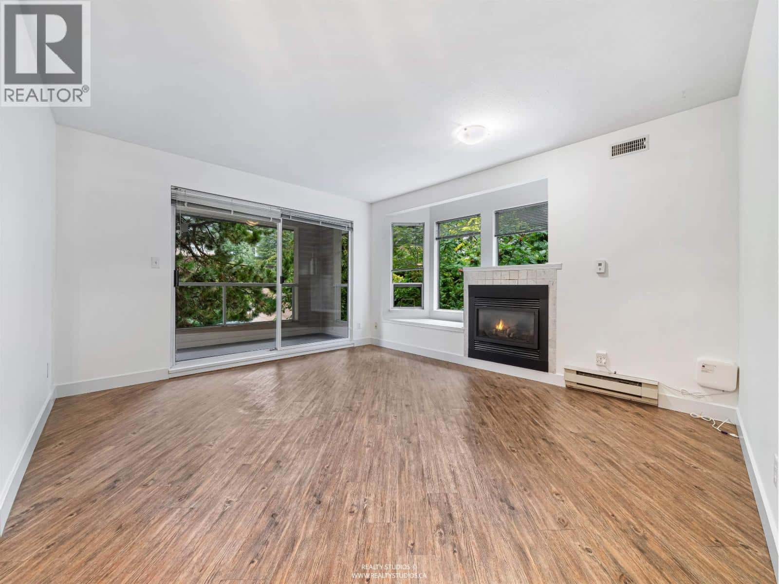 303 123 E 6TH STREET — North Vancouver, British Columbia - Photo 2 of 25