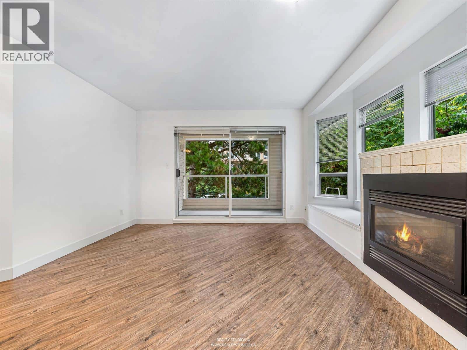 303 123 E 6TH STREET — North Vancouver, British Columbia - Photo 3 of 25