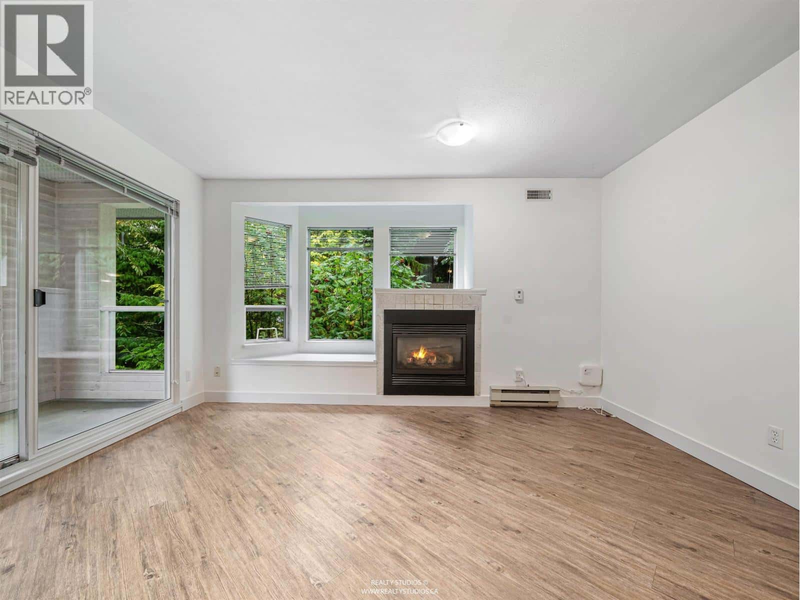 303 123 E 6TH STREET — North Vancouver, British Columbia - Photo 4 of 25