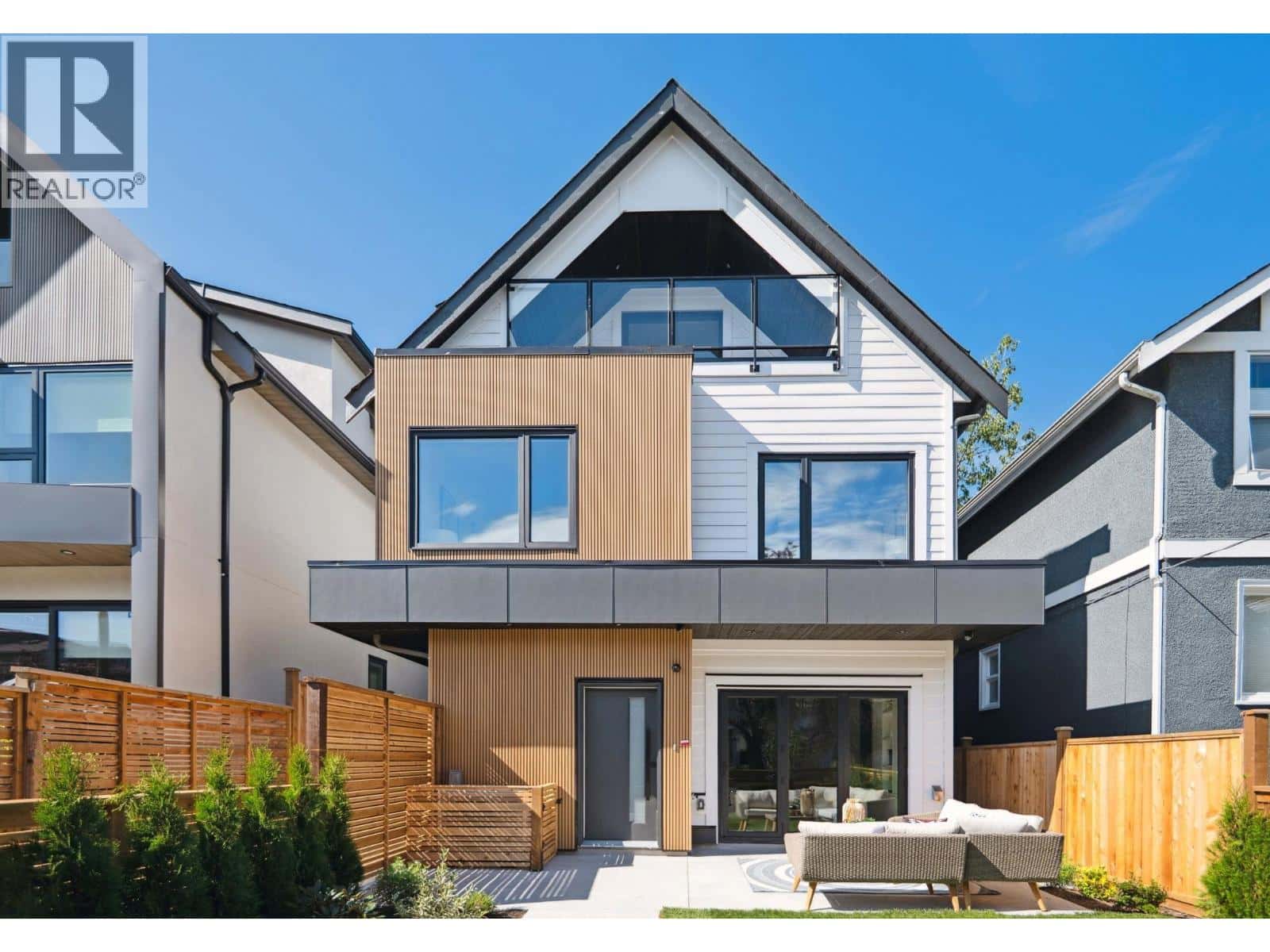 #1 1079 E 14TH AVENUE — Vancouver, British Columbia - Photo 2 of 36