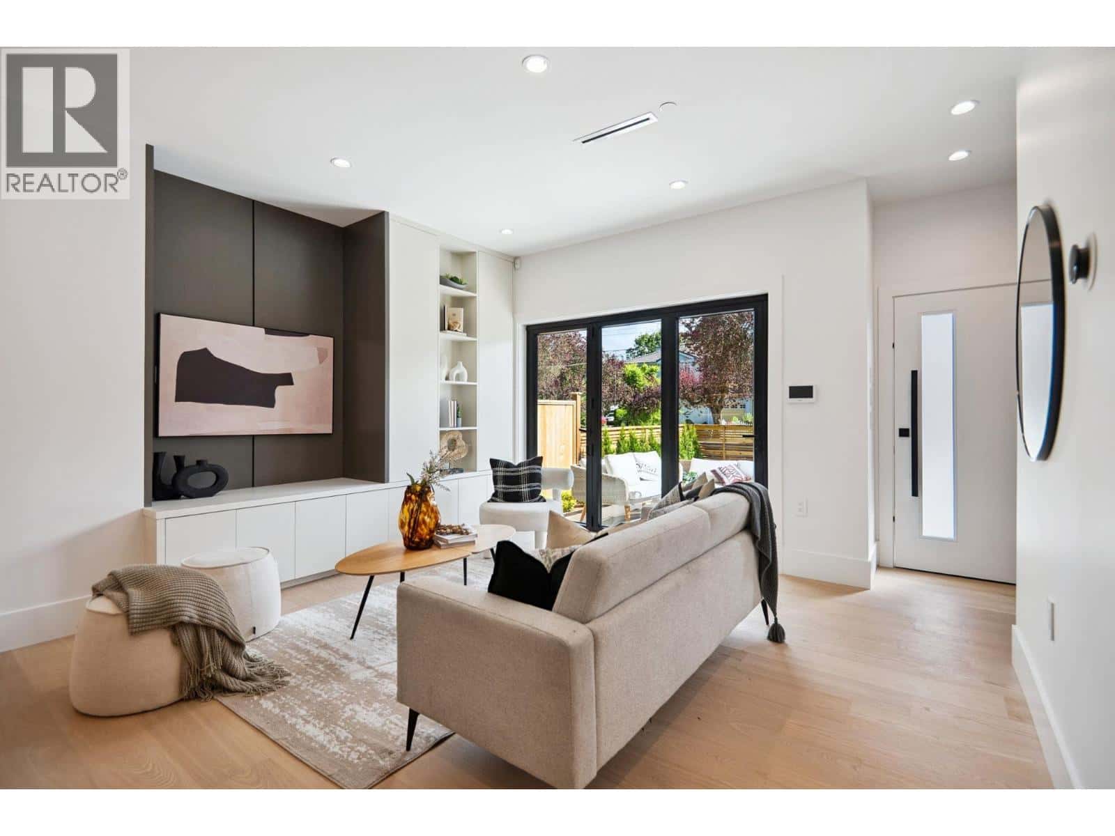 #1 1079 E 14TH AVENUE — Vancouver, British Columbia - Photo 4 of 36