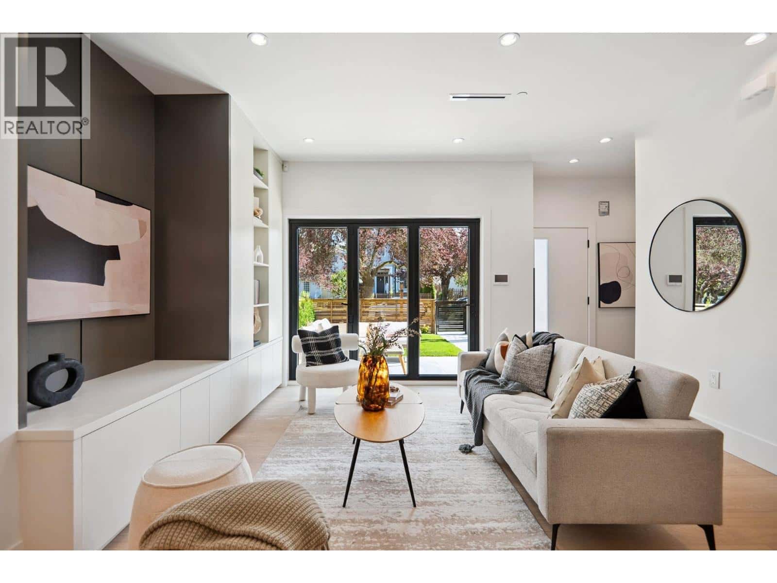 #1 1079 E 14TH AVENUE — Vancouver, British Columbia - Photo 5 of 36