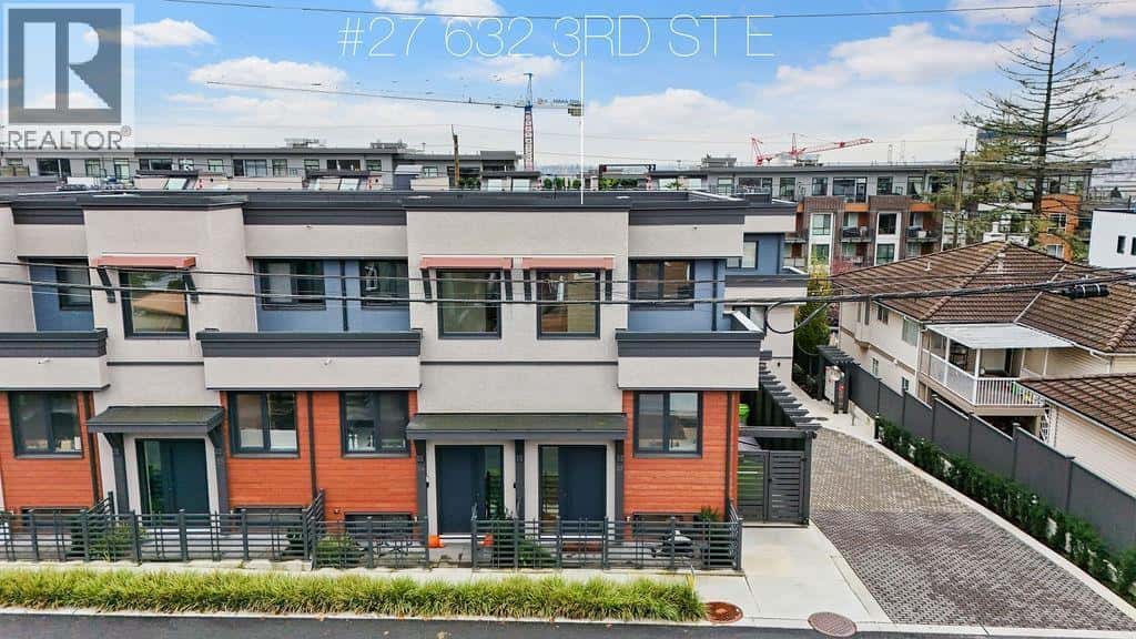 27 632 E 3RD STREET — North Vancouver, British Columbia - Photo 2 of 39