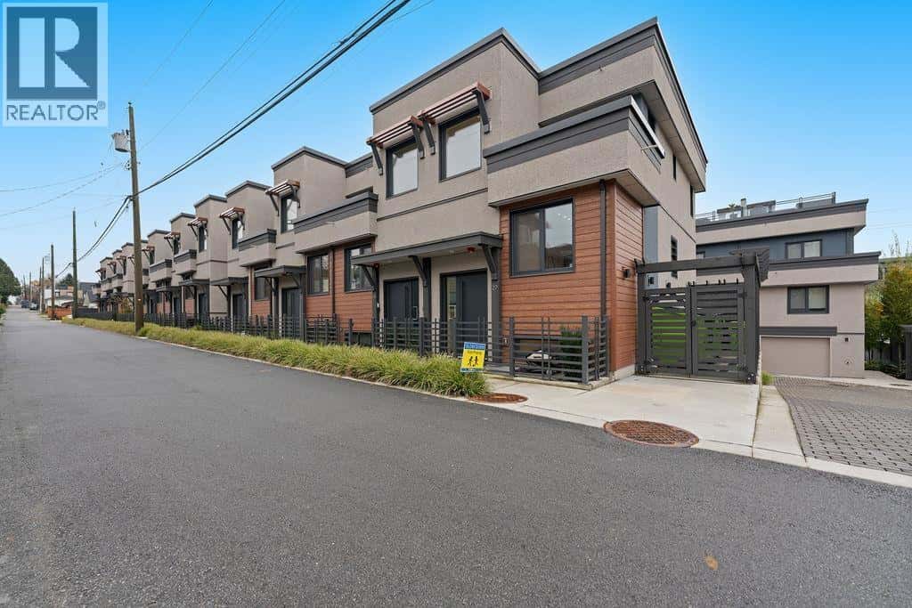 27 632 E 3RD STREET — North Vancouver, British Columbia - Photo 3 of 39