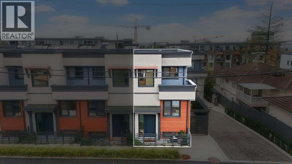 27 632 E 3RD STREET — North Vancouver, British Columbia - Photo 4 of 39