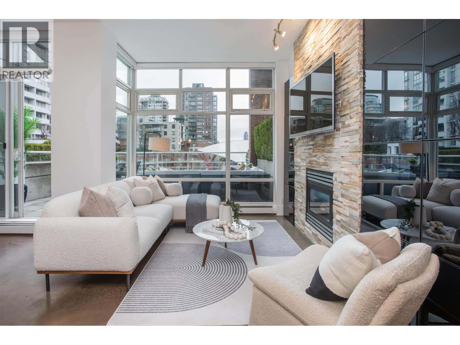 THA 1199 MARINASIDE CRESCENT — Vancouver, British Columbia - Photo 2 of 40